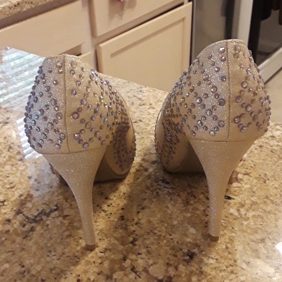 Gold/ Iridescent heels - Picture 2 of 3